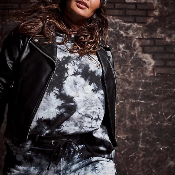 Torrid TIE DYE FRENCH TERRY ACTIVE SWEATSHIRT - Picture 4 of 6